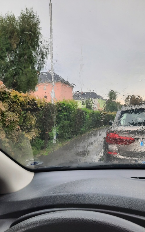 Blick aus dem parkenden Auto - es regnet