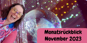 Daniela als Hippie, im Hintergrund eine große Disko-Kugel. Text: Monatsrückblick November 2023