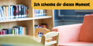 Schulbibliothek: Bücherregal, Holztisch mit Sesseln, oranges Sofa
