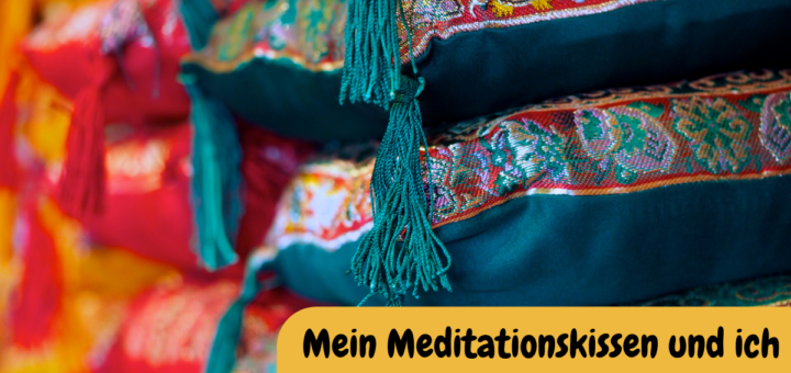 orientalische Mediationskissen in bunten Farben aufeinandergestapelt